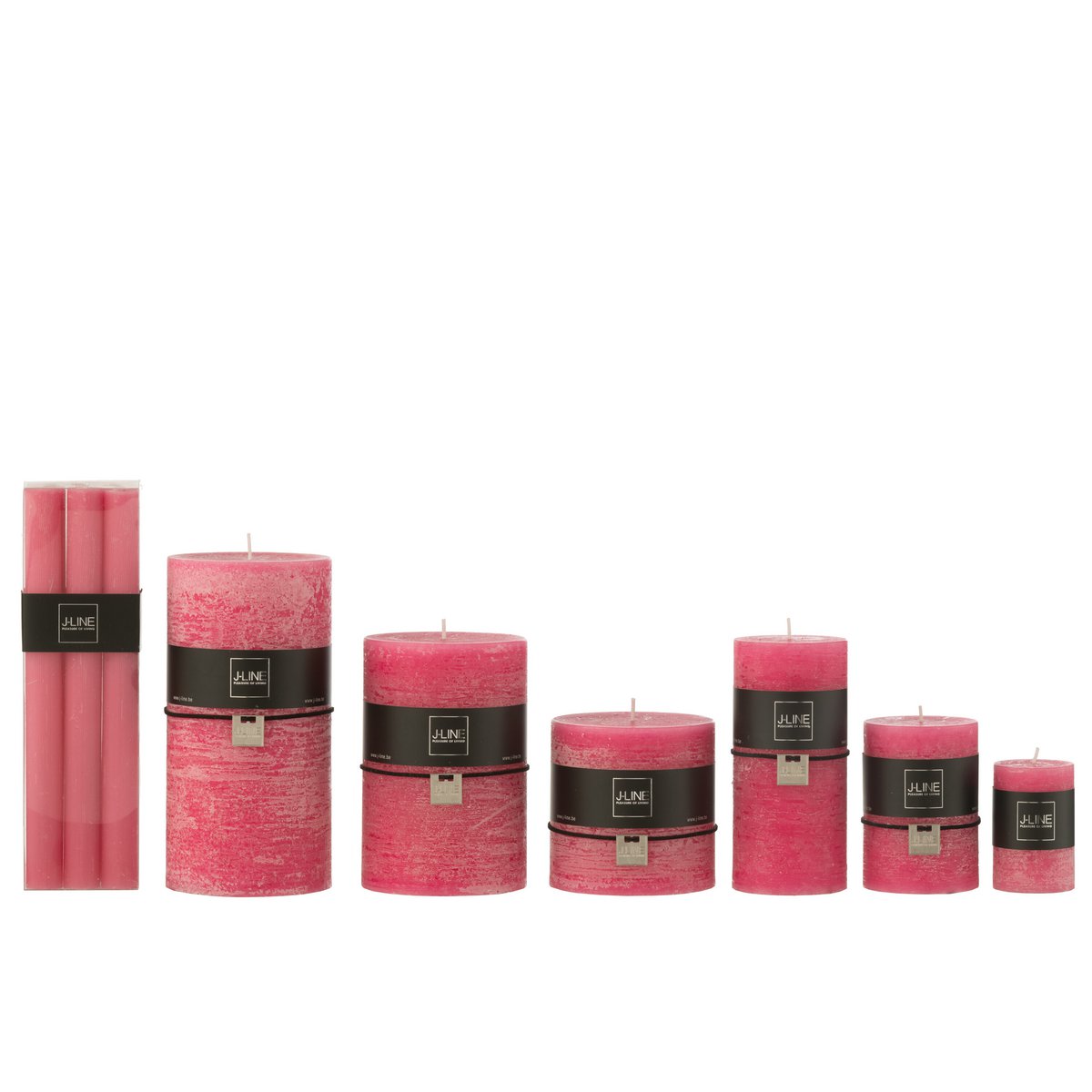 Bougie de table J-Line rose, élégante et contemporaine, mise en scène sur une table décorée.