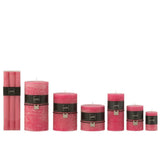 Bougie de table J-Line rose, élégante et contemporaine, mise en scène sur une table décorée.