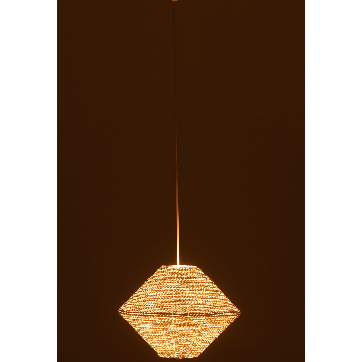 Lampe à suspension J-Line Ufo Raffia dans un salon moderne