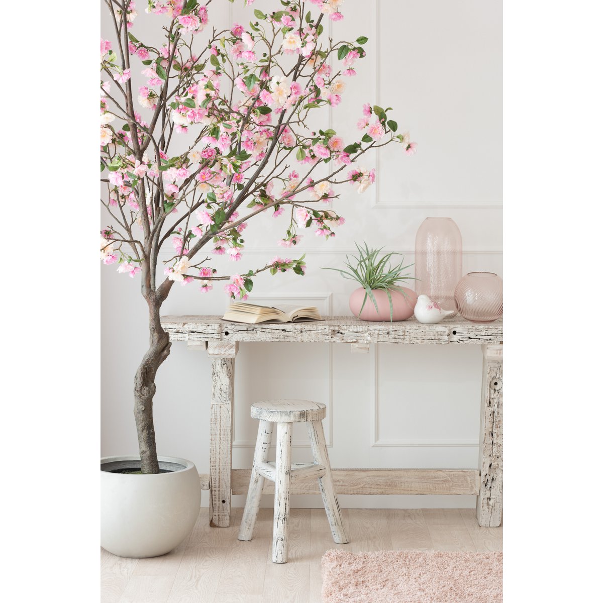 Console J-Line avec objets décoratifs sur le dessus, style contemporain