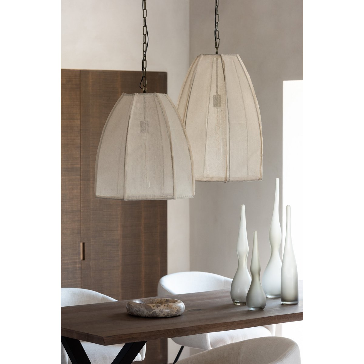 Plafonnier Poire Lin/Fer Blanc dans un salon moderne