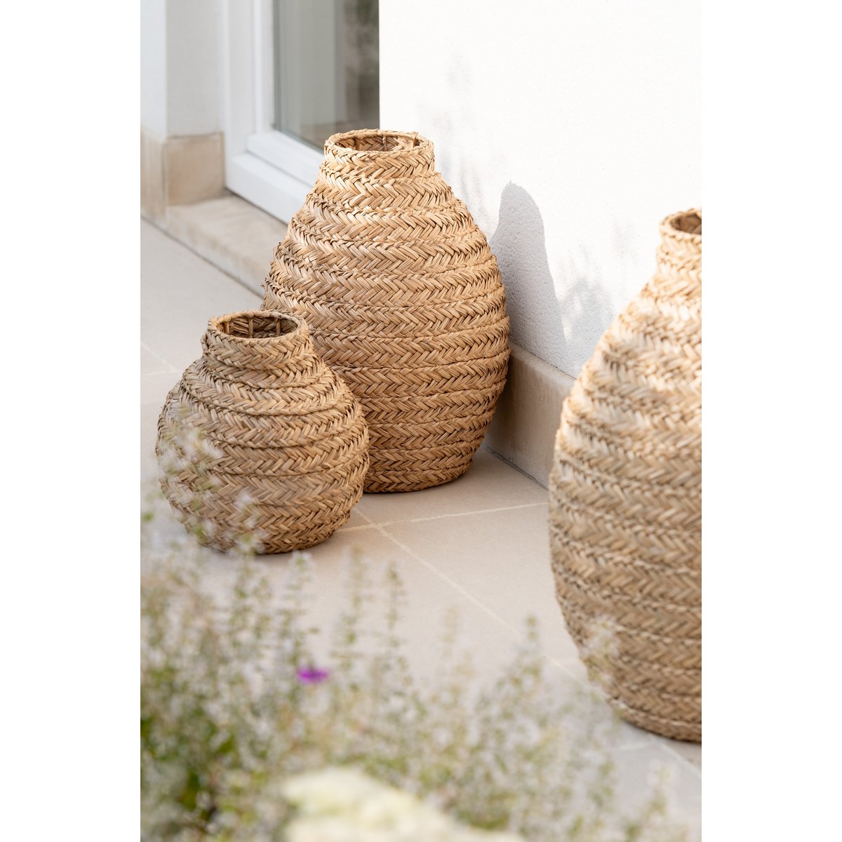 Vase J-Line décoré avec des fleurs, ajoutant une touche de couleur
