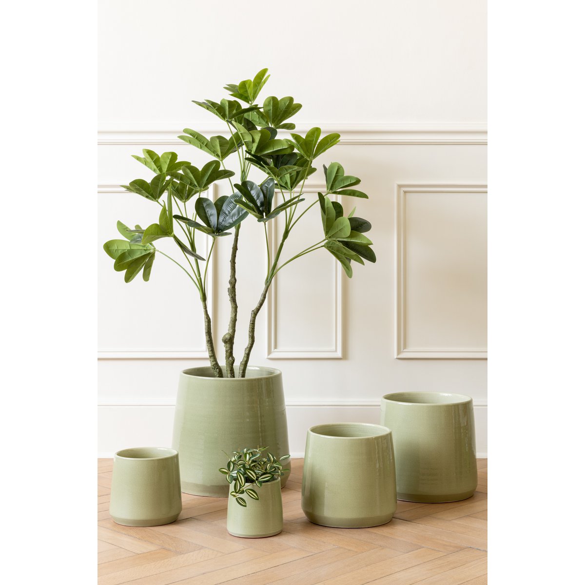 Plante artificielle J-Line Tradescantia en pot, mise en scène dans un intérieur moderne