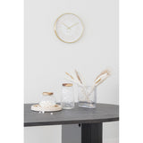 Horloge murale Takamaka installée dans un salon moderne