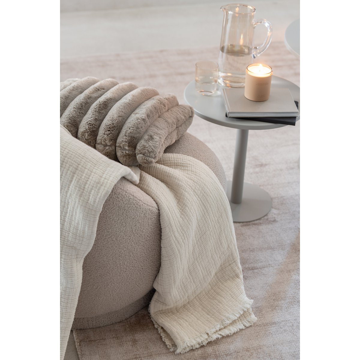 Plaid J-Line en coton sur une table - vue 7
