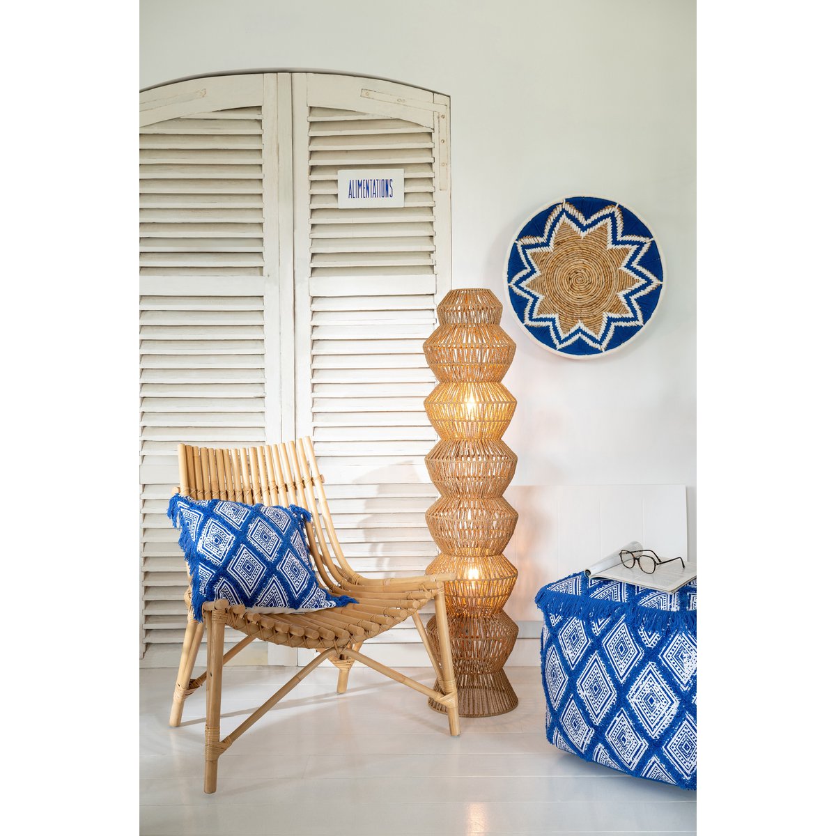 Chaise J-Line en jute naturel sur un sol en bois