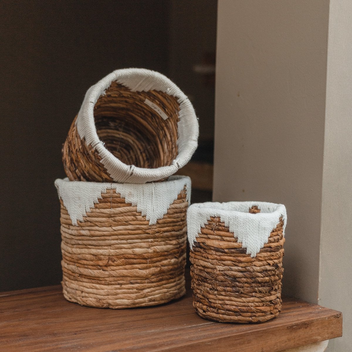 Petit panier MENIK en jonc de mer avec motif brodé en coton