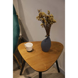 Table d'appoint Moebilia en noir, intégrée dans un salon contemporain