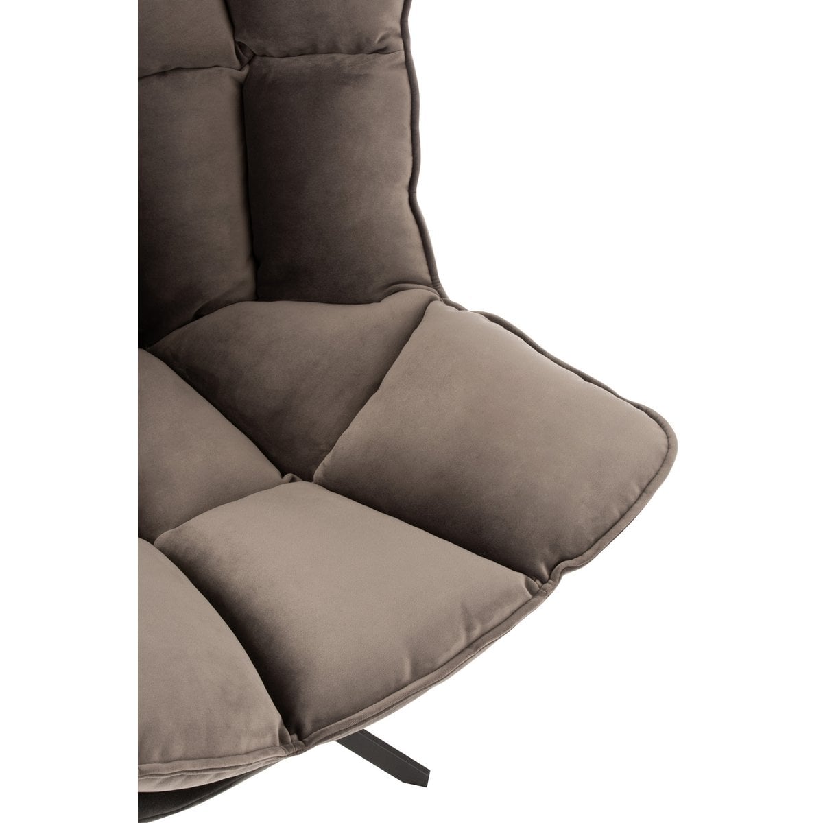 Chaise J-Line en situation dans un salon moderne