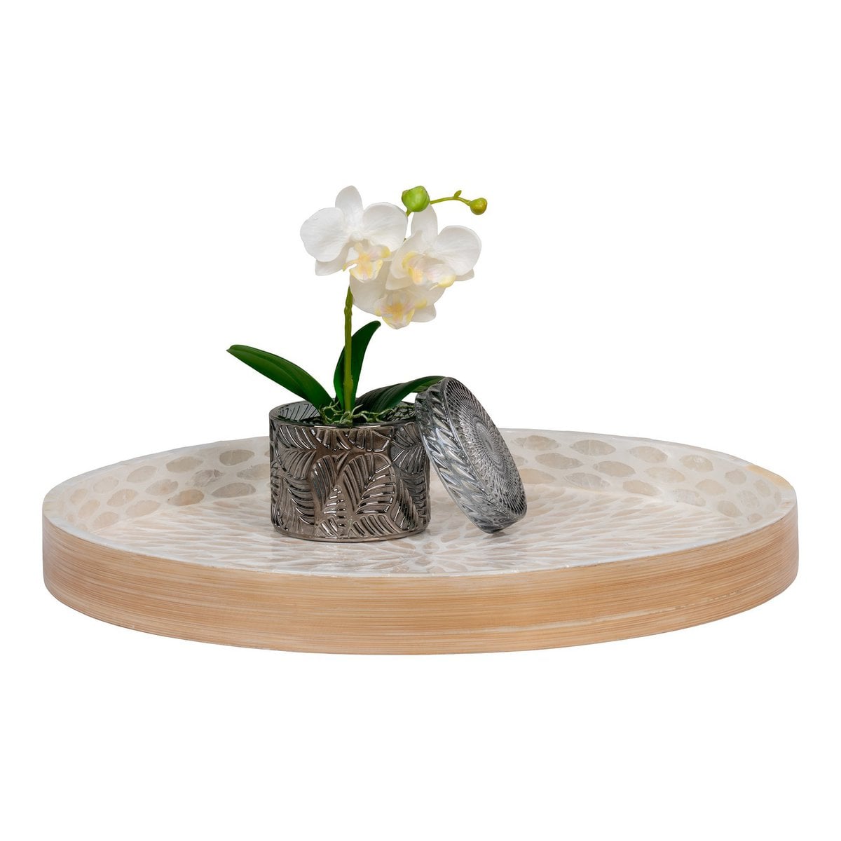 Plateau décoratif en bambou, ambiance scandinave sur une table