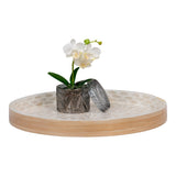 Plateau décoratif en bambou, ambiance scandinave sur une table
