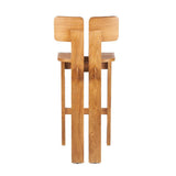 Détail du tabouret de bar Sama Sama mettant en avant la texture du bois