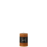 Bougie cylindrique J-Line caramel, élégante et moderne, posée sur une table