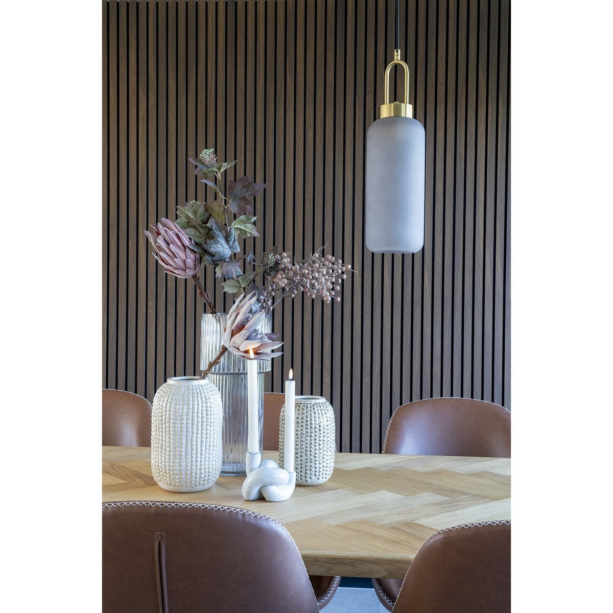 Vase décoratif beige en grès, vue de profil montrant les détails texturés
