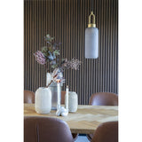 Vue rapprochée du vase beige en grès, design minimaliste