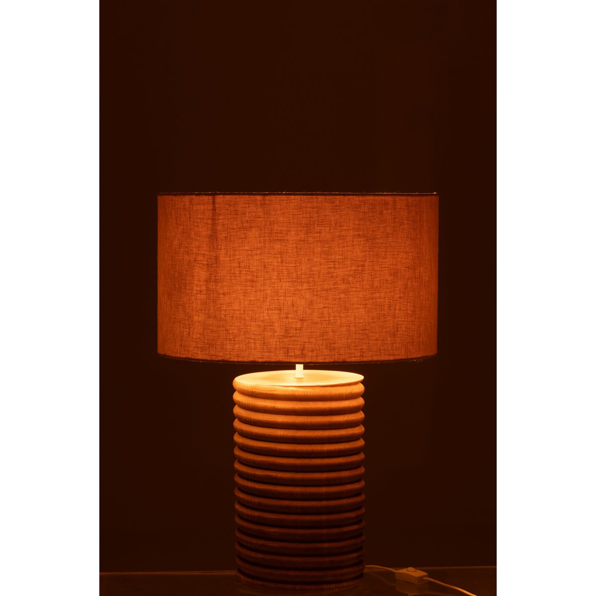 Lampe J-Line dans un salon moderne, ambiance chaleureuse