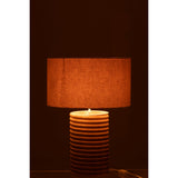 Lampe J-Line dans un salon moderne, ambiance chaleureuse