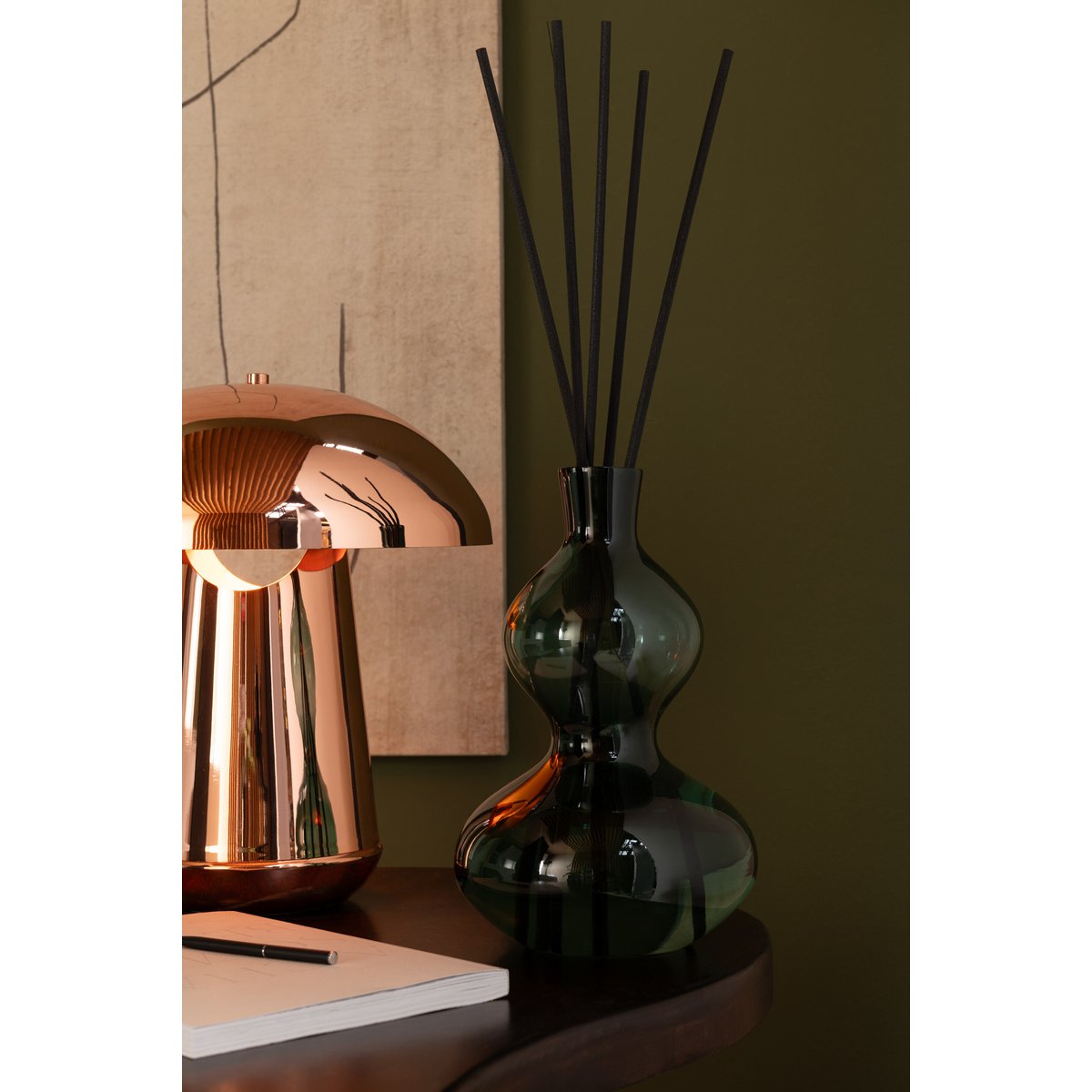 Ambiance moderne avec l'huile parfumée Cèdre Breeze dans un salon