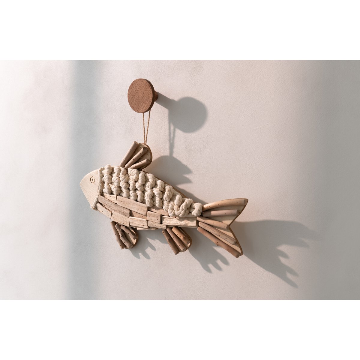 Cintre mural J-Line dans une chambre scandinave