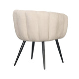 Chaise Breeze beige dans une salle à manger moderne