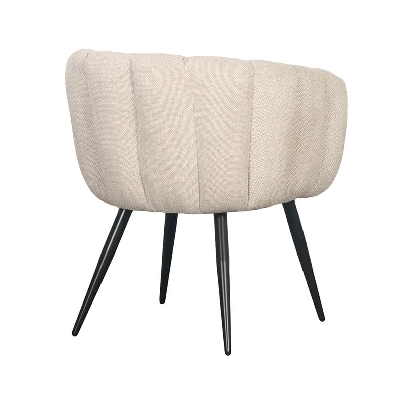 Chaise Breeze beige dans une salle à manger moderne