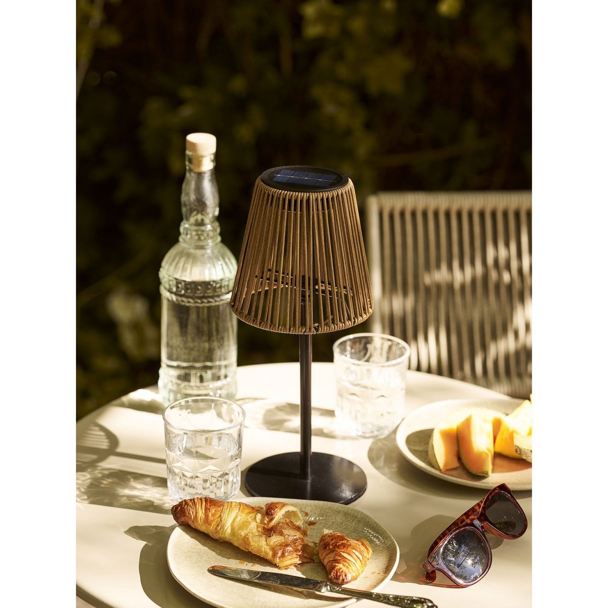 Assiette Viola en céramique beige avec une serviette