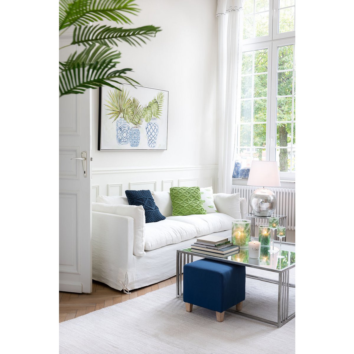 Coussin J-Line bleu sur un canapé, ambiance salon