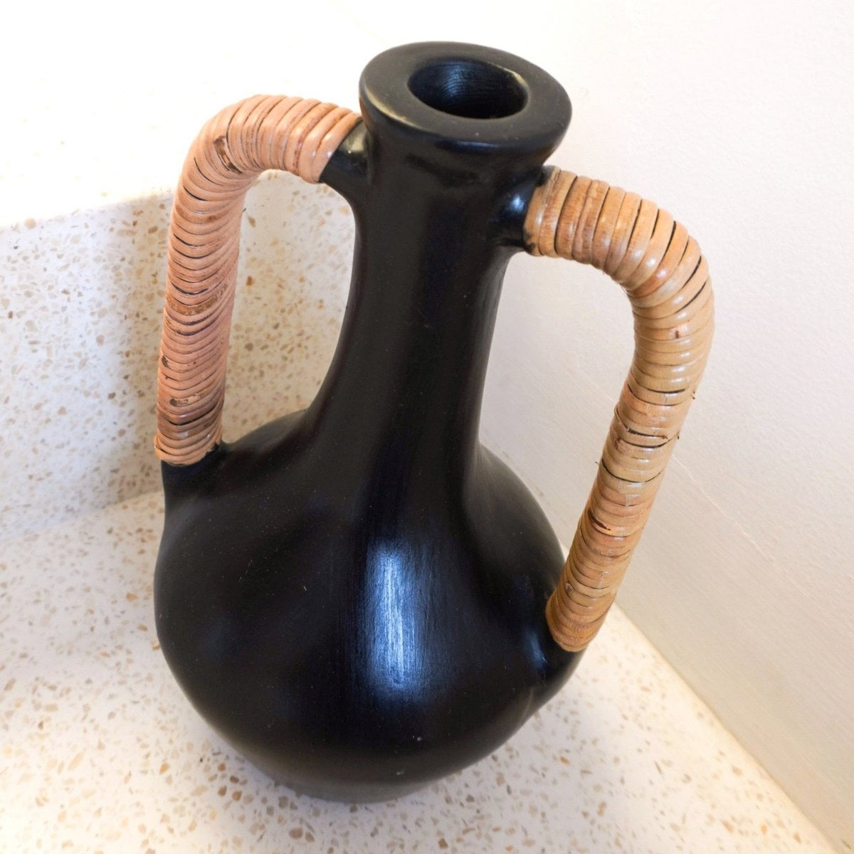Vase Selayar noir en argile moulé à la main, design élégant et unique