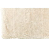 Couverture J-Line Moutie drapée sur un canapé moderne