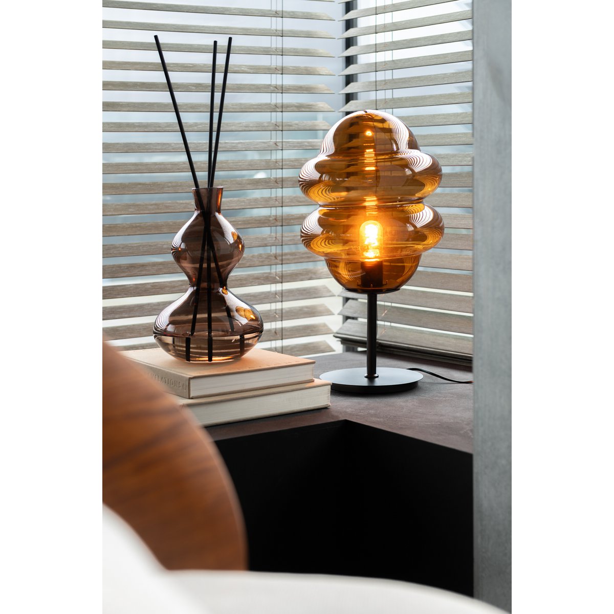 Vue latérale de la lampe J-Spoon, design élégant