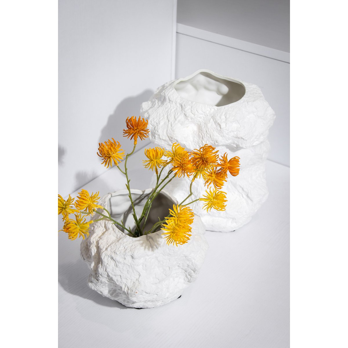 Vase en céramique blanc au look rock, design élégant et moderne.