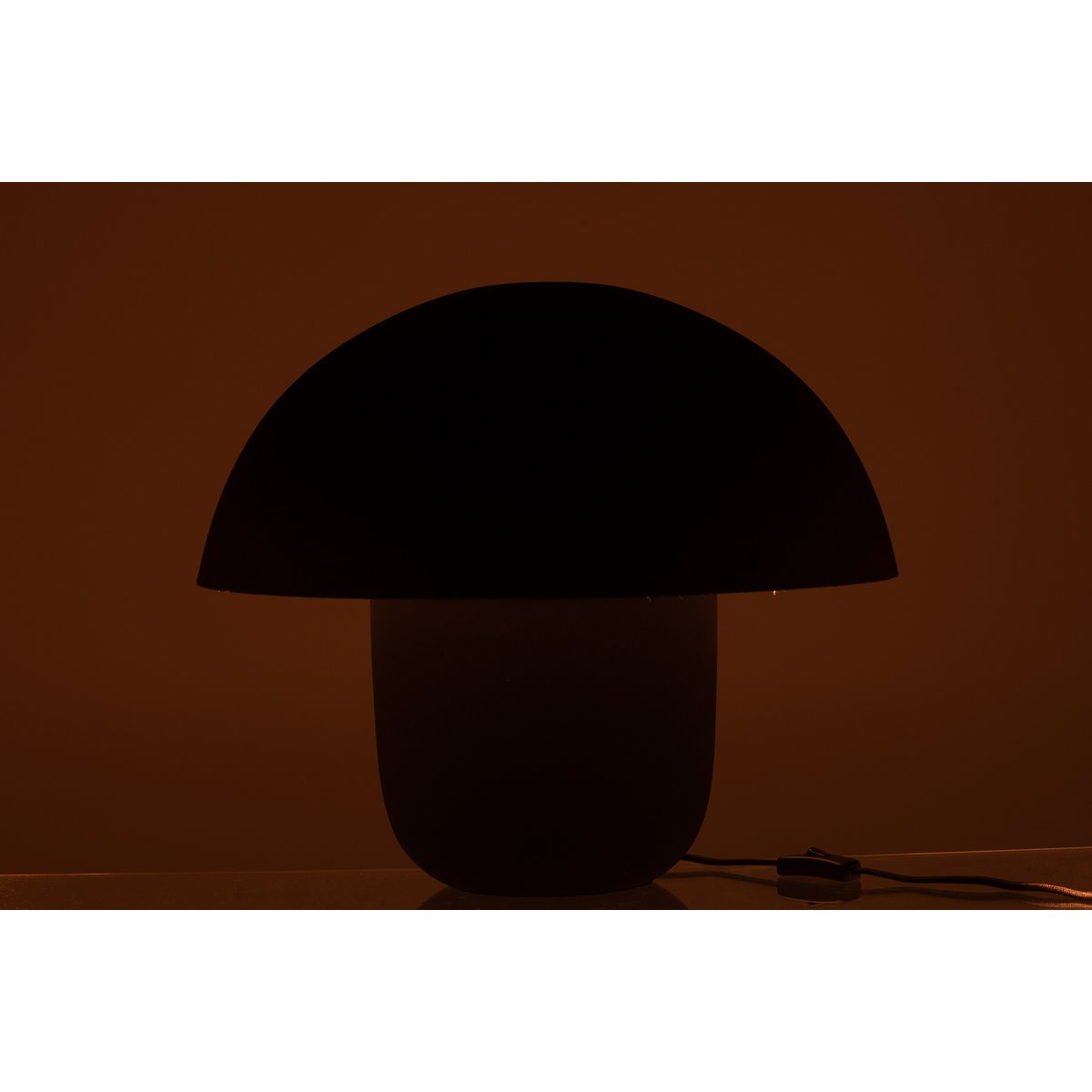 Détail du design industriel de la lampe J-Line
