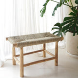 Banc SUNGAI en bois massif avec surface d'assise en jonc de mer tissé