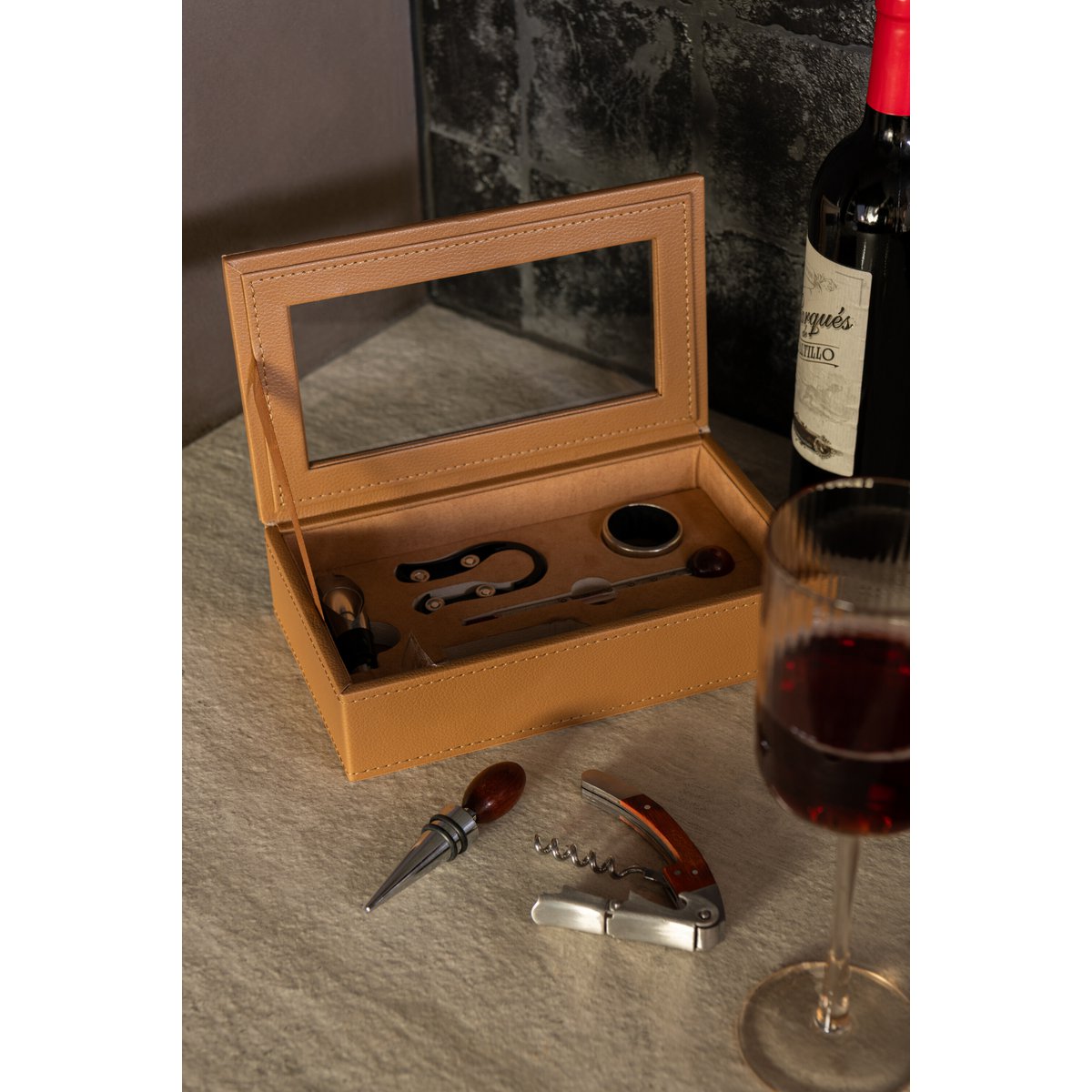 Coffret J-Line ouvert avec accessoires à vin élégants