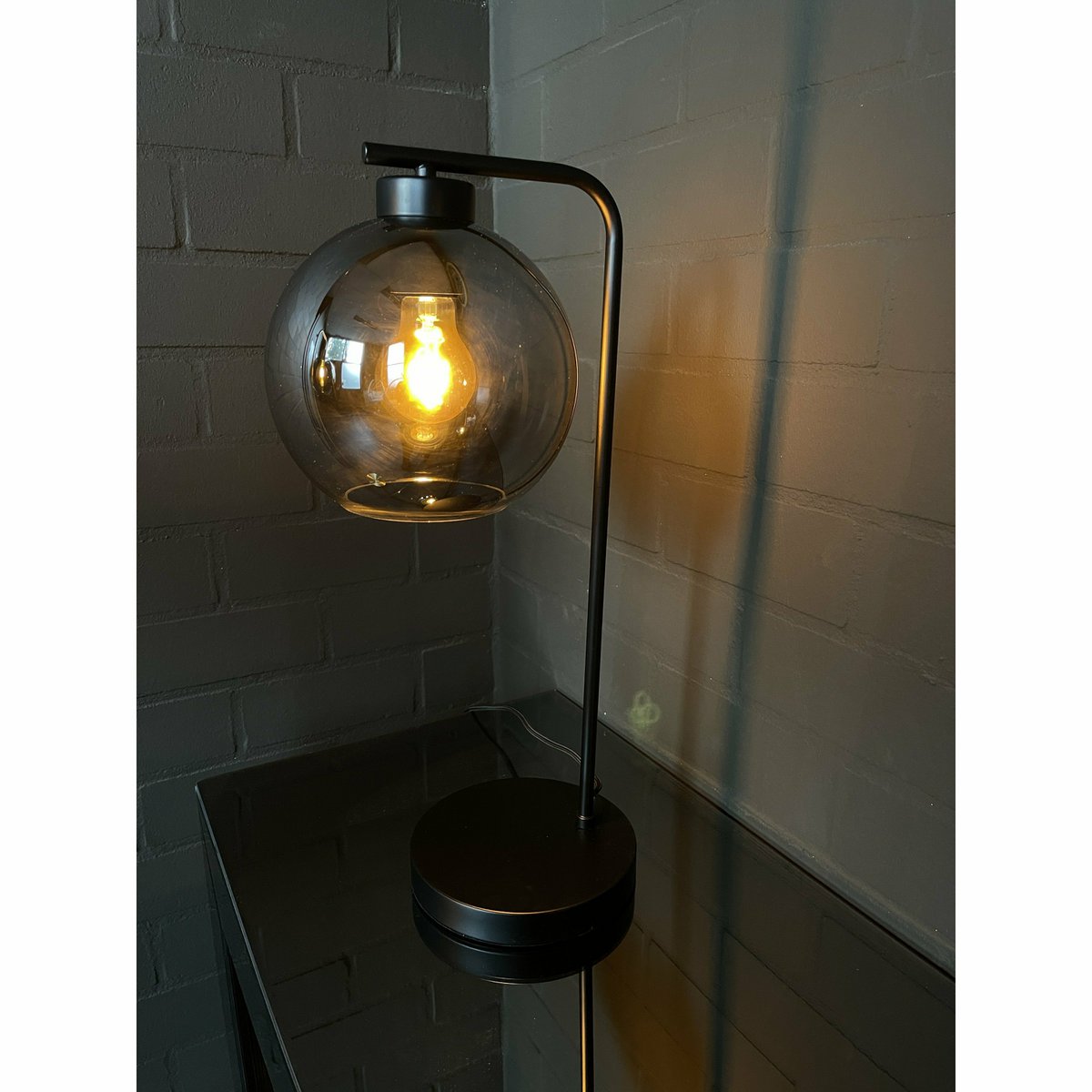 Lampe à poser Xandy noire avec cadre en acier et boule en verre fumé