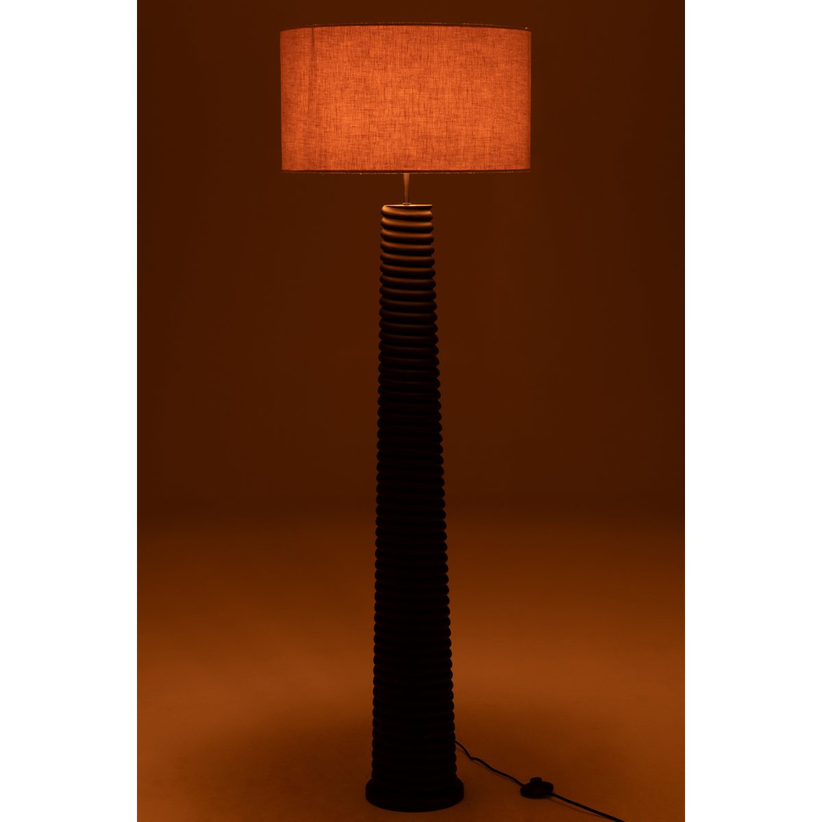 Détail du lampadaire J-Line Ailanthus, finition bois moderne