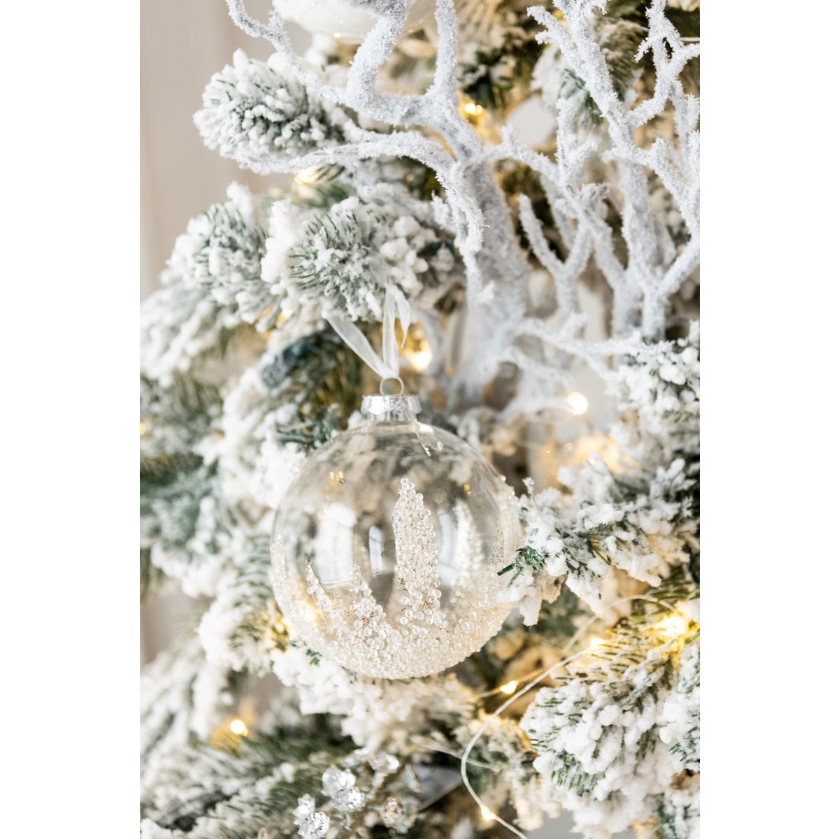 Coffret de 4 boules de Noël en verre J-Line sur fond blanc