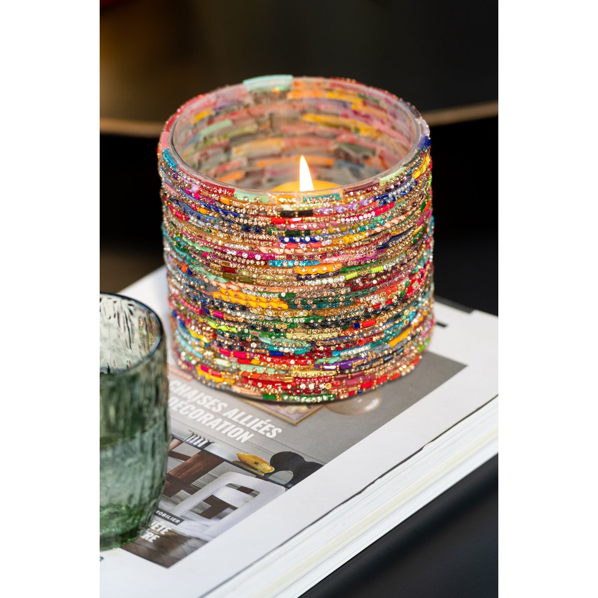Bougeoir J-Line Perles sur une table, ambiance chaleureuse