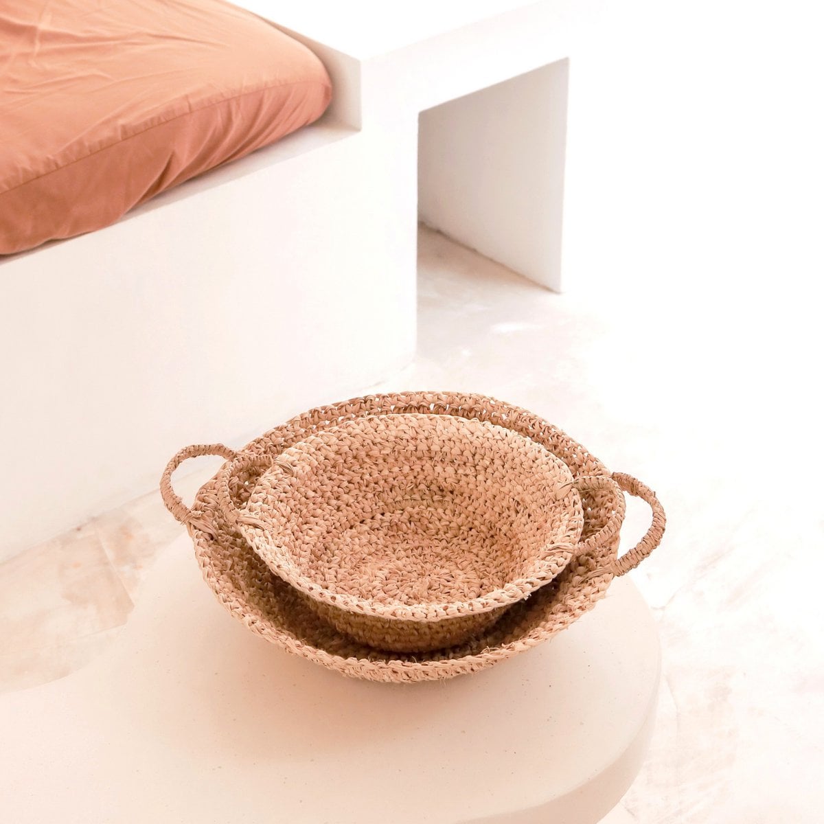Bol RAGA décoratif accroché au mur, ajoutant une touche artisanale