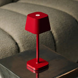 Lampe de table rechargeable rouge Ava Berry
