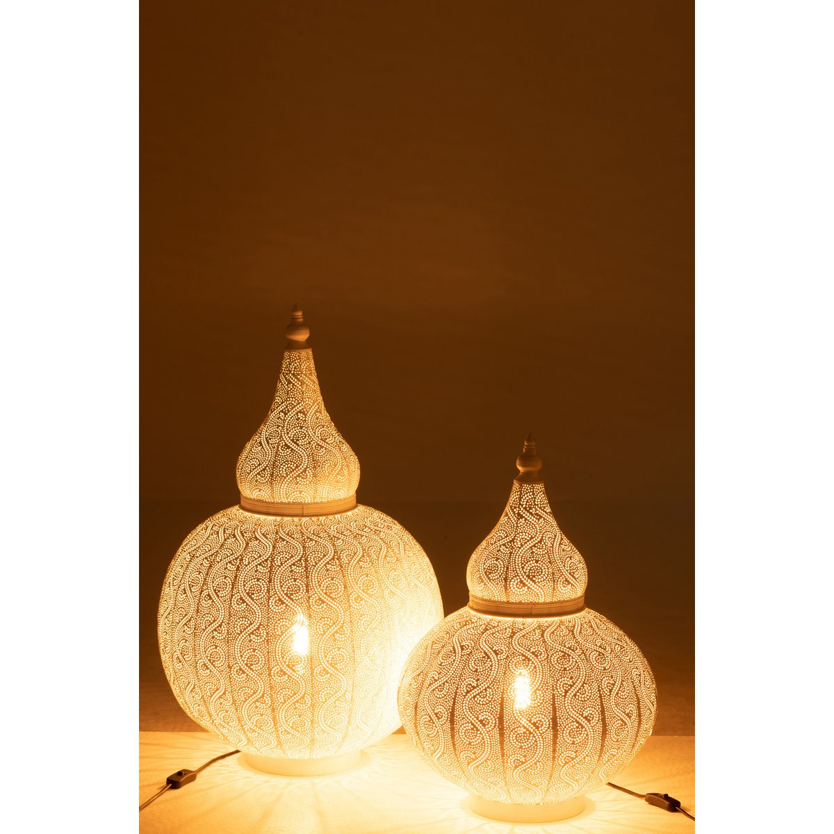 Détail des matériaux en métal de la lampe J-Line Aladin