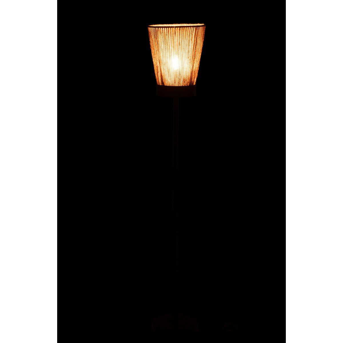 Détail du lampadaire Luna montrant le tissage en jute et la structure métallique.