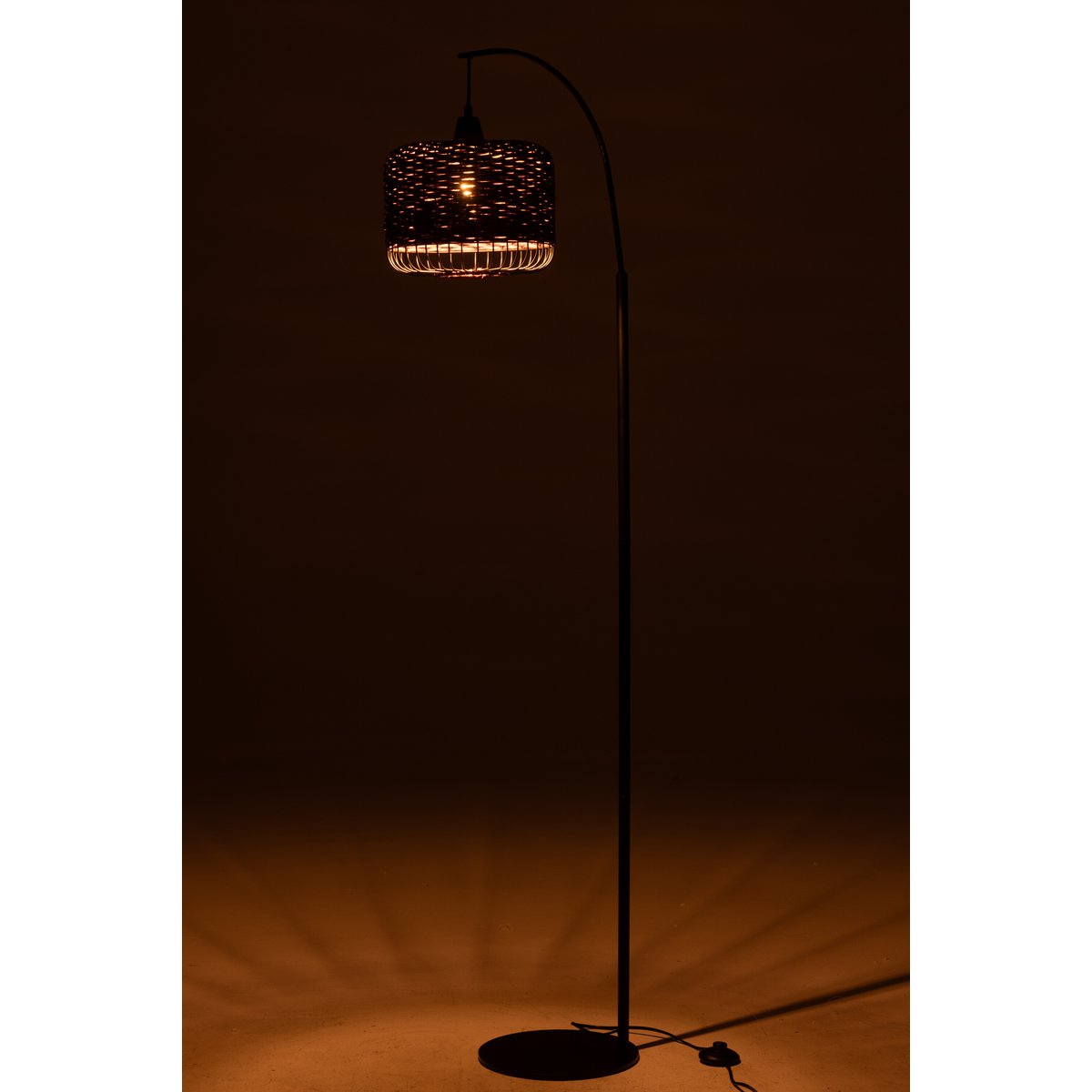 Détail du lampadaire Lanterne en métal violet - design élégant