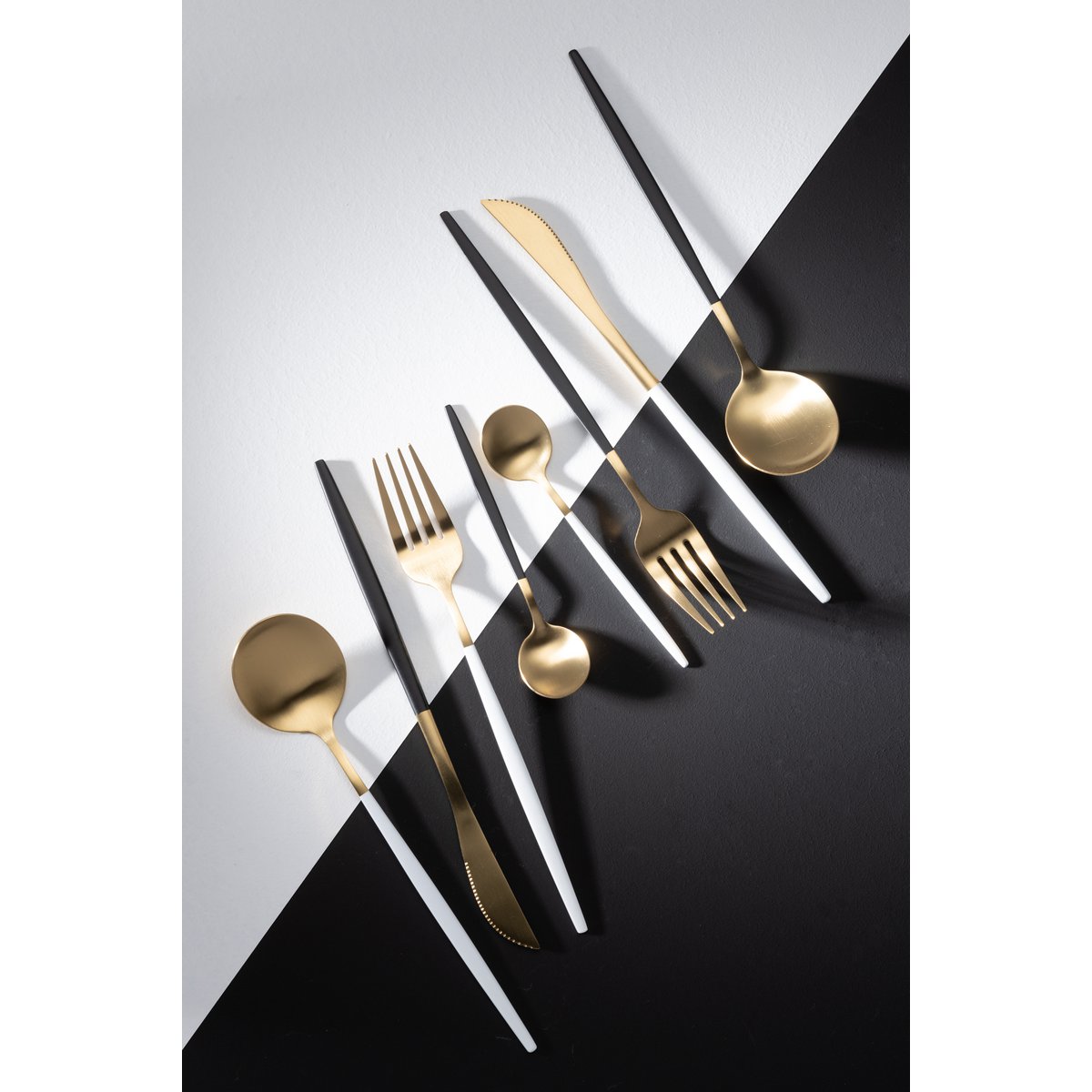 Set de 24 pièces de couverts J-Line sur une table élégamment dressée