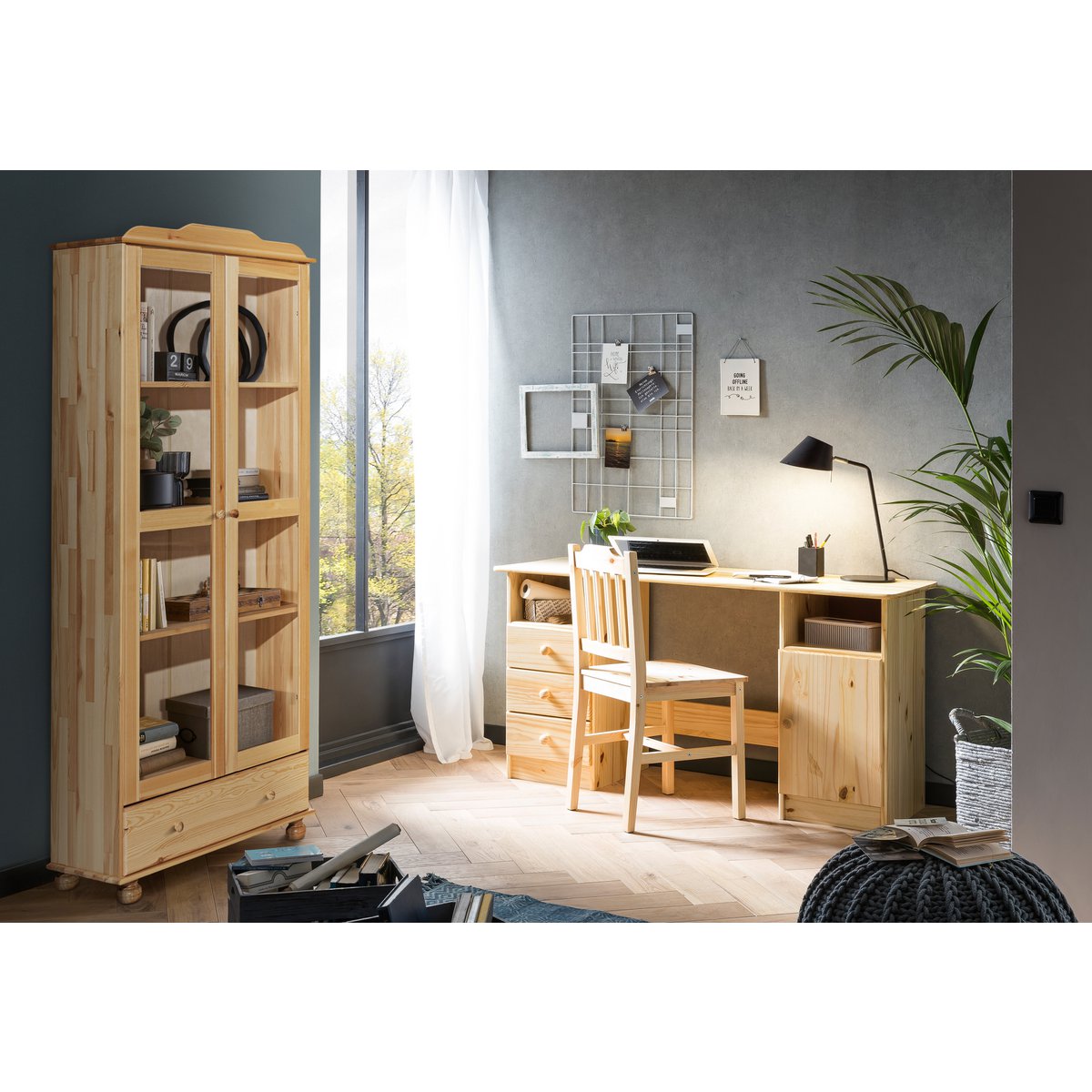 Chaises en bois dans une cuisine moderne