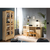 Chaises en bois dans une cuisine moderne