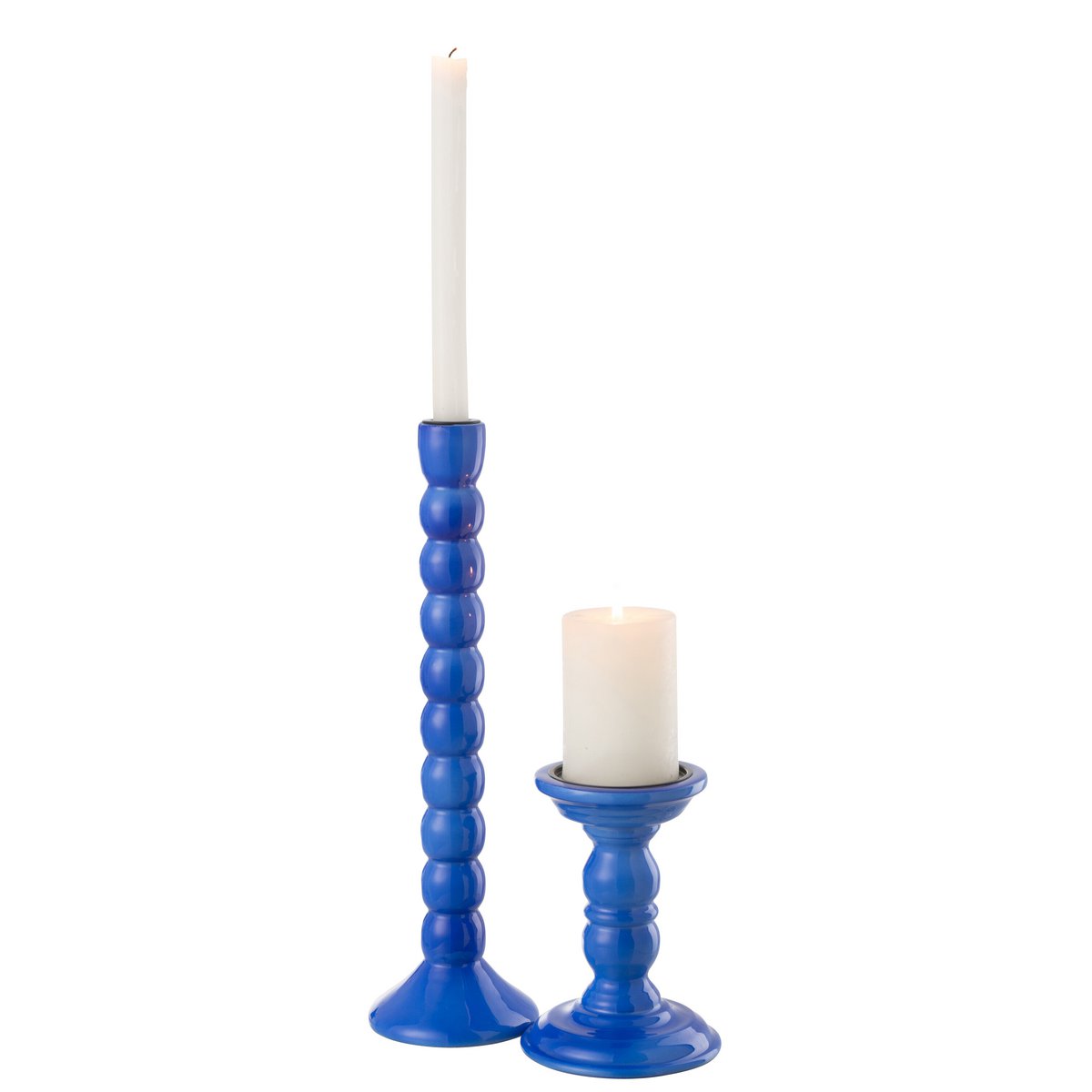 Bougeoir J-Line en bois de manguier bleu avec une bougie allumée