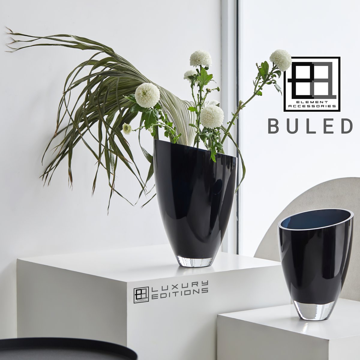 Vase BULED 30 en verre bleu encre avec courbes élégantes