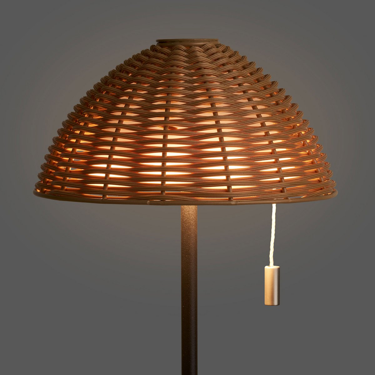 Vue rapprochée de la texture métallique de la lampe Wigan