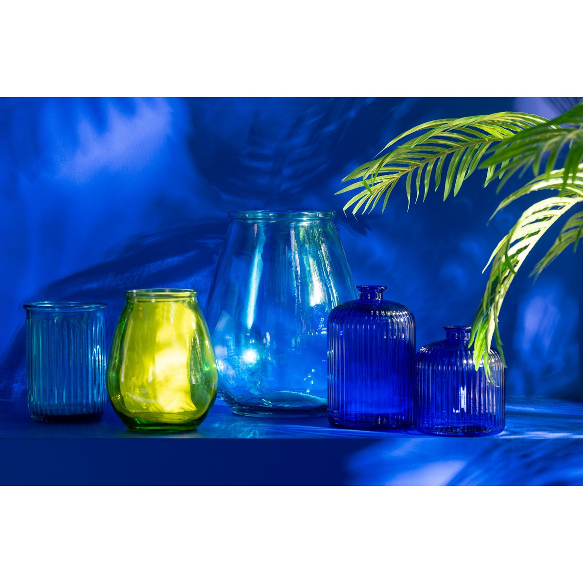 Détail du vase Bottle Stripe J-Line en verre bleu